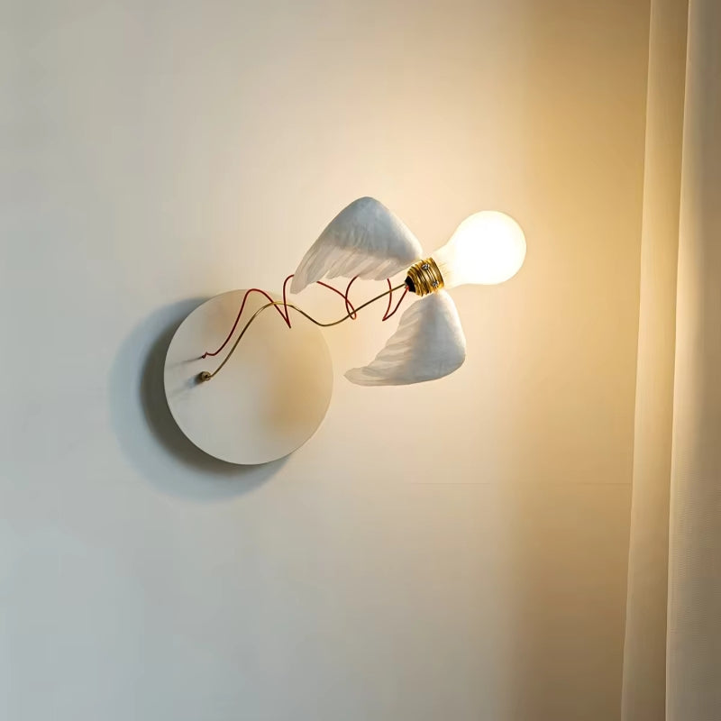 LED-væglampe i kobber med vingedesign, hvid finish og vægmontering | Béatric