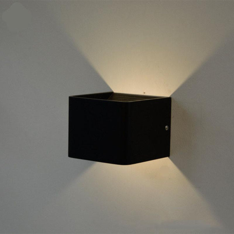 Aluminiowa lampa ścienna LED do wnętrz emitująca światło w górę i w dół | BeamAura