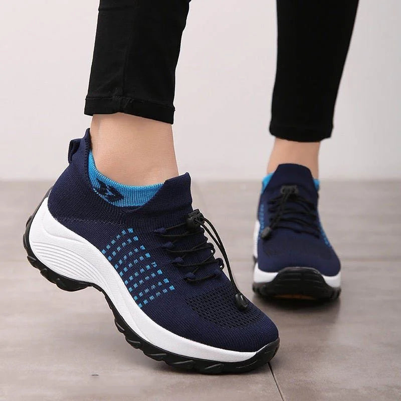 Damskie sneakersy wsuwane z siateczką i podeszwą na platformie | Elvara