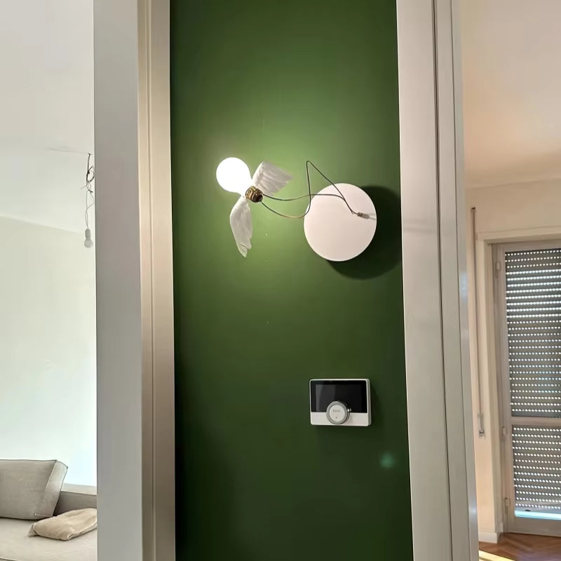 LED-væglampe i kobber med vingedesign, hvid finish og vægmontering | Béatric