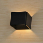 Aluminiowa lampa ścienna LED do wnętrz emitująca światło w górę i w dół | BeamAura
