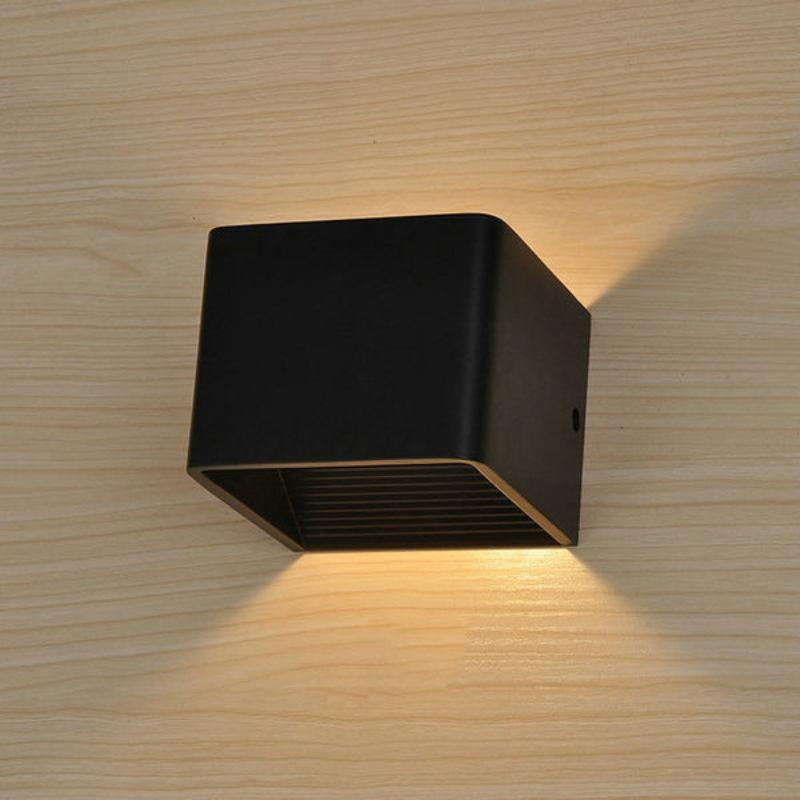 Aluminiowa lampa ścienna LED do wnętrz emitująca światło w górę i w dół | BeamAura