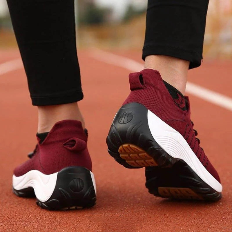 Damskie sneakersy wsuwane z siateczką i podeszwą na platformie | Elvara