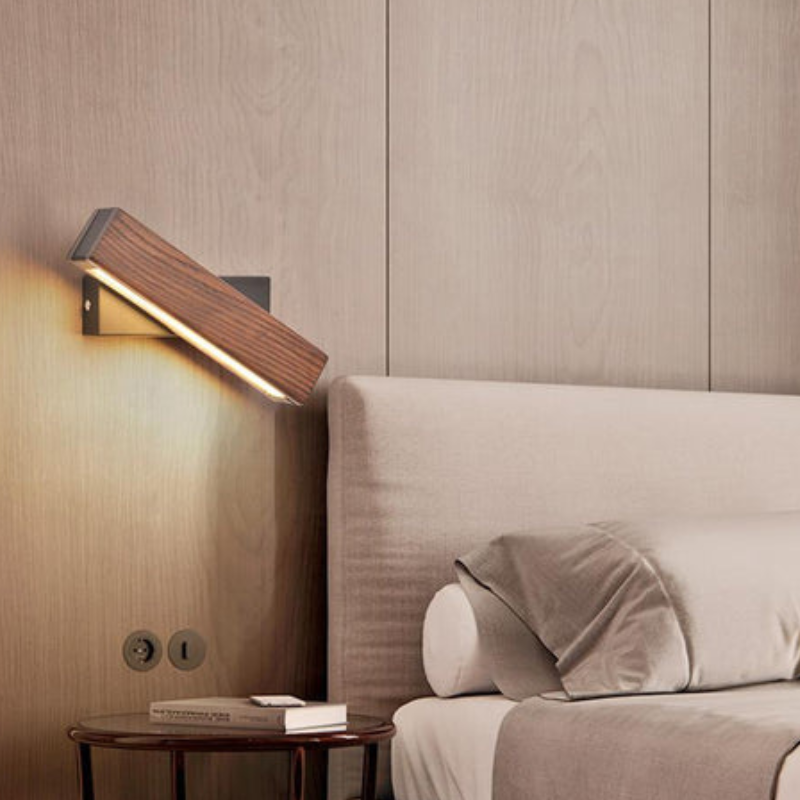 Drewniana lampa ścienna LED do wnętrz z obrotową głowicą | PivotGlow