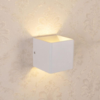 Aluminiowa lampa ścienna LED do wnętrz emitująca światło w górę i w dół | BeamAura