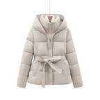 Sophia korte dames puffer winterjas met riem en capuchon in diverse kleuren – warme vulling, waterafstotend materiaal en stijlvolle pasvorm voor koude dagen.