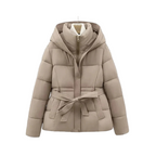 Sophia korte dames puffer winterjas met riem en capuchon in diverse kleuren – warme vulling, waterafstotend materiaal en stijlvolle pasvorm voor koude dagen.