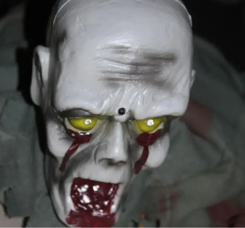 Dekoracja zombie Czołgająca się LED Czujnik | GraveCrawler