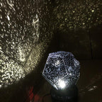 Projektorowa lampa gwieździstego nieba tworząca nastrojową atmosferę | Celestara