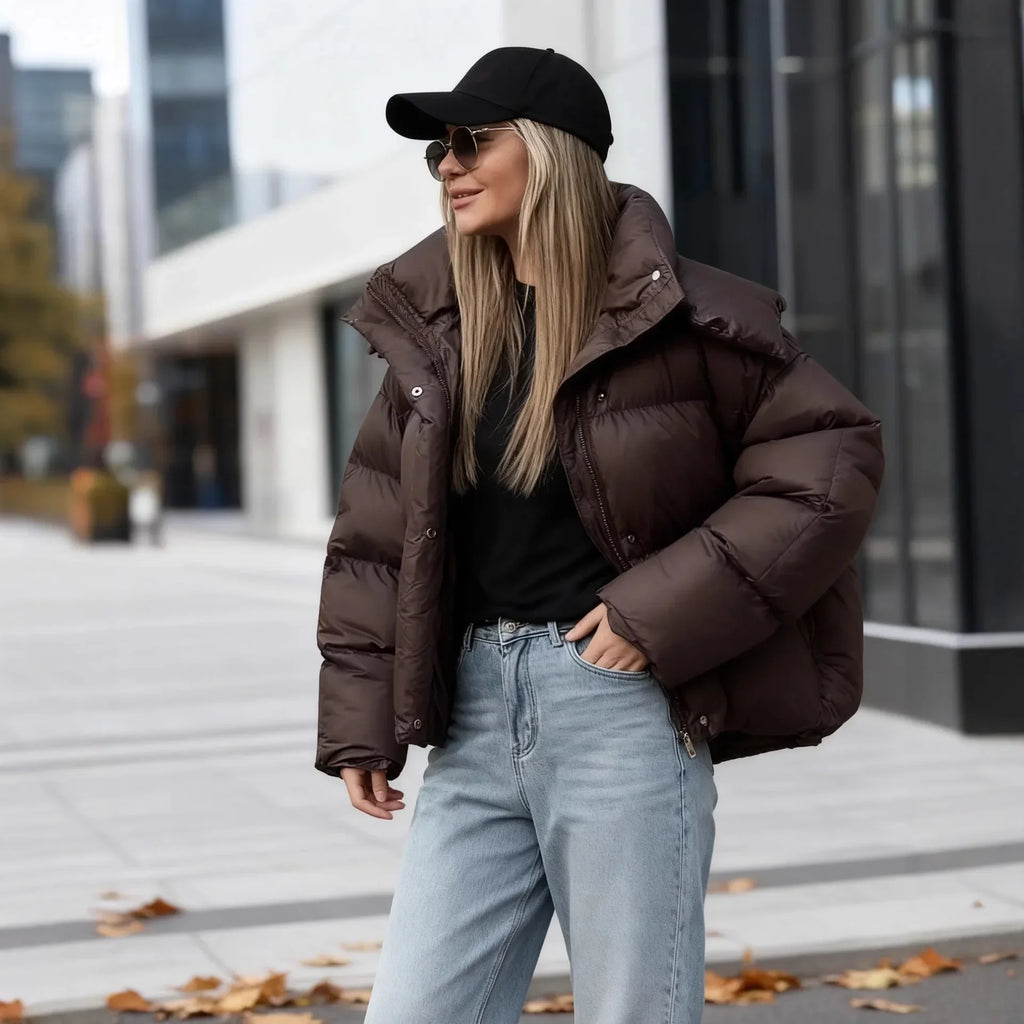 Kort quiltet vinterjakke til kvinder med hætte og oversized pasform | Valentina