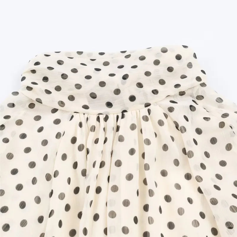 Bluzka w kropki z dekoltem w serek, slim fit | Elaris