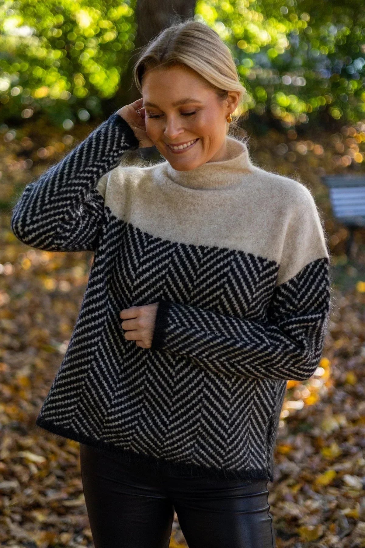 Blød rullekrave i faux cashmere med struktureret strik | Thessa