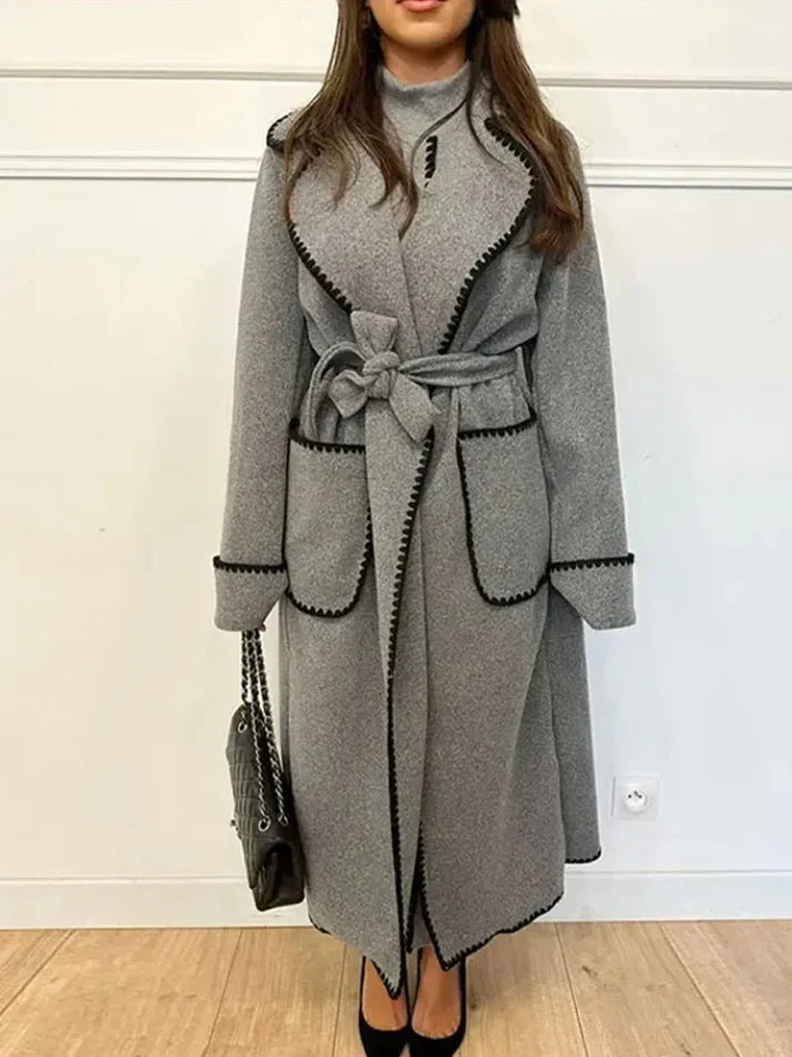 Elegant lang trenchcoat med justerbar talje og sidelommer | Disty