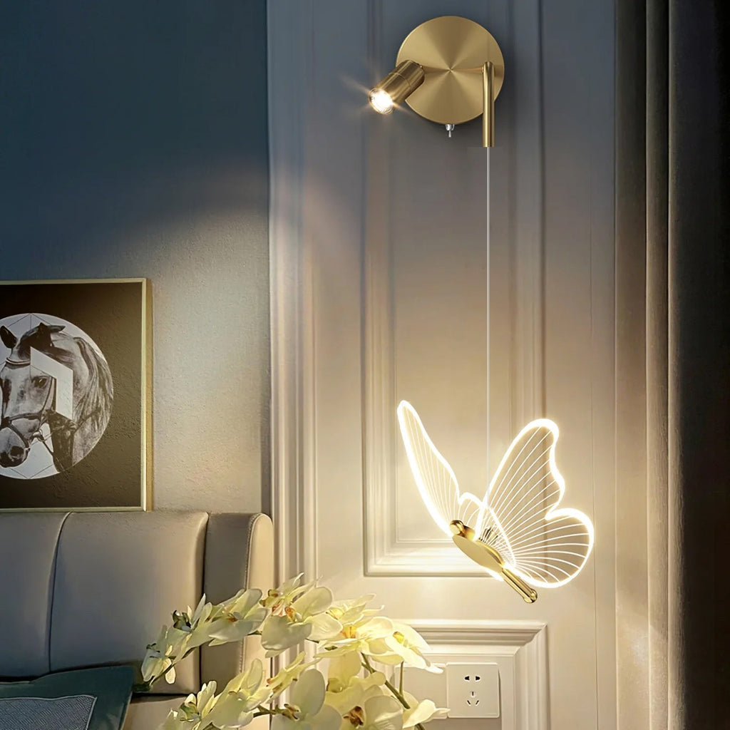 LED-væglampe med sommerfugledesign i metal og akryl, guldfarve og lodret montering | Blanche