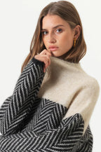Blød rullekrave i faux cashmere med struktureret strik | Thessa