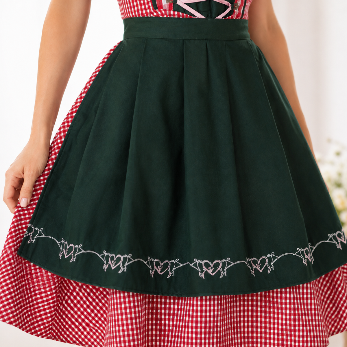 Damski zestaw dirndl z kraciastymi szelkami, bluzką i spódnicą na Oktoberfest | Mathilde